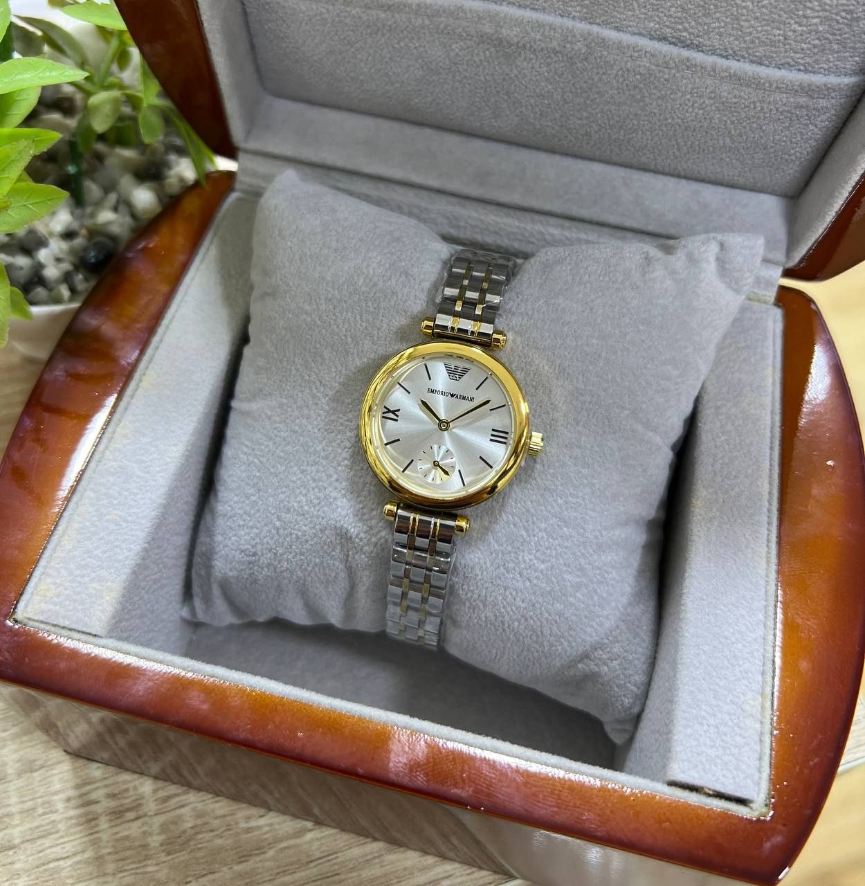 Montre Femme Emporio Armani – Classique Bicolore Dorée et Argentée avec Cadran Champagne