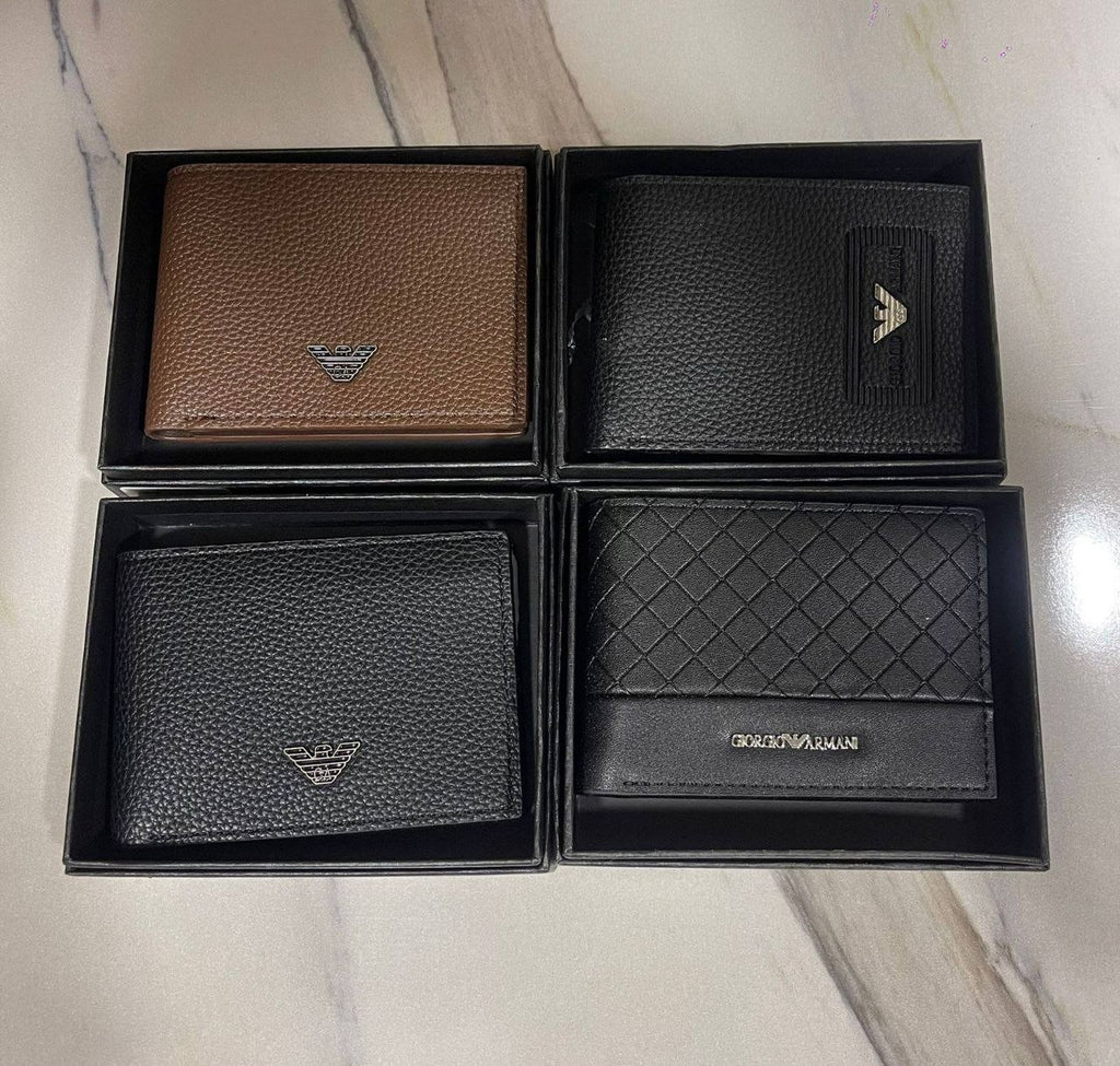 Portefeuille Emporio Armani en cuir grainé avec bande logotée verticale.