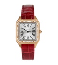 Montre Cartier Santos-Dumont avec lunette sertie de diamants et bracelet en cuir marron.